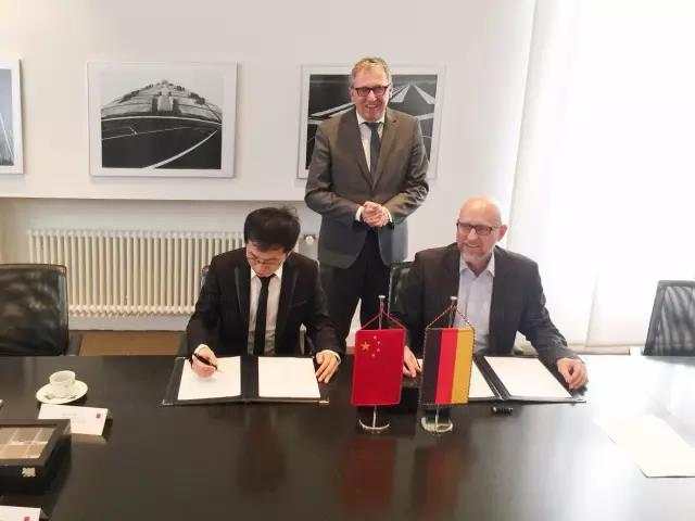 在库尔茨市长的见证下，解建军CEO与新的国际合作伙伴签署合作协议