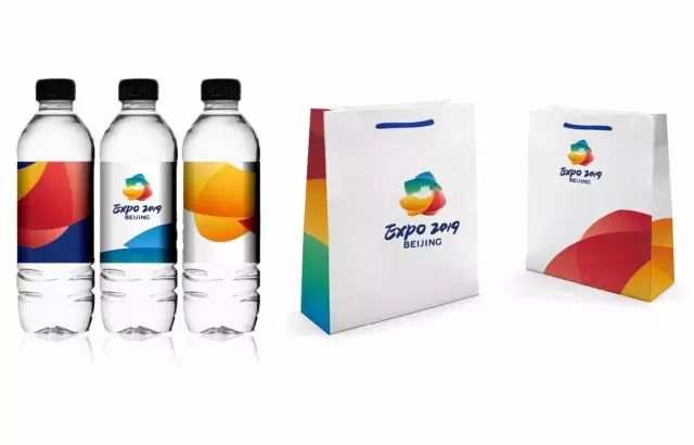 印有北京世園會會徽設計的包裝水和紙袋