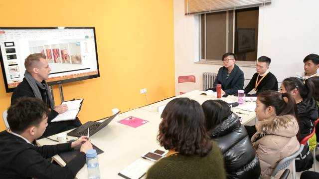 东道品牌创意集团国际部总裁费斌和学员们一起讨论