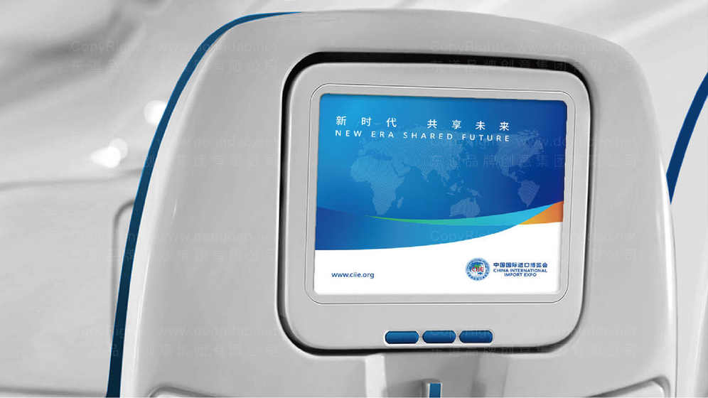 在宣传册中，如何评估logo的适配性与易识别性？