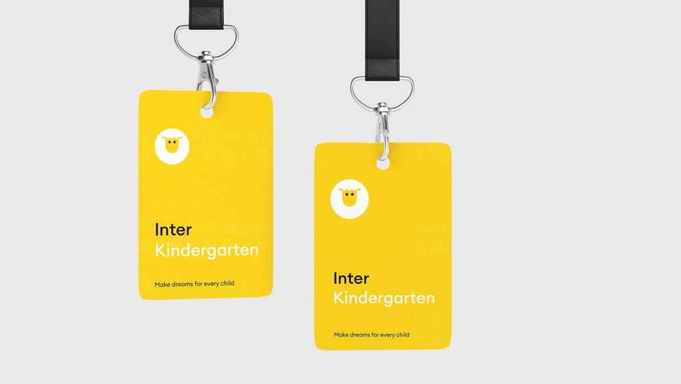 在学院画册设计流程中,前期调研阶段应该重点收集哪些信息?