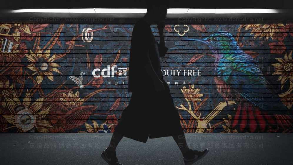 如何通过画册设计增强名牌包视觉吸引力？为什么色彩搭配是关键因素？