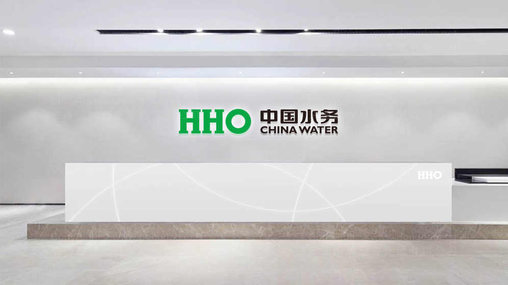 如何设计能有效展示卷帘功能的画册？为什么视觉层次感至关重要？